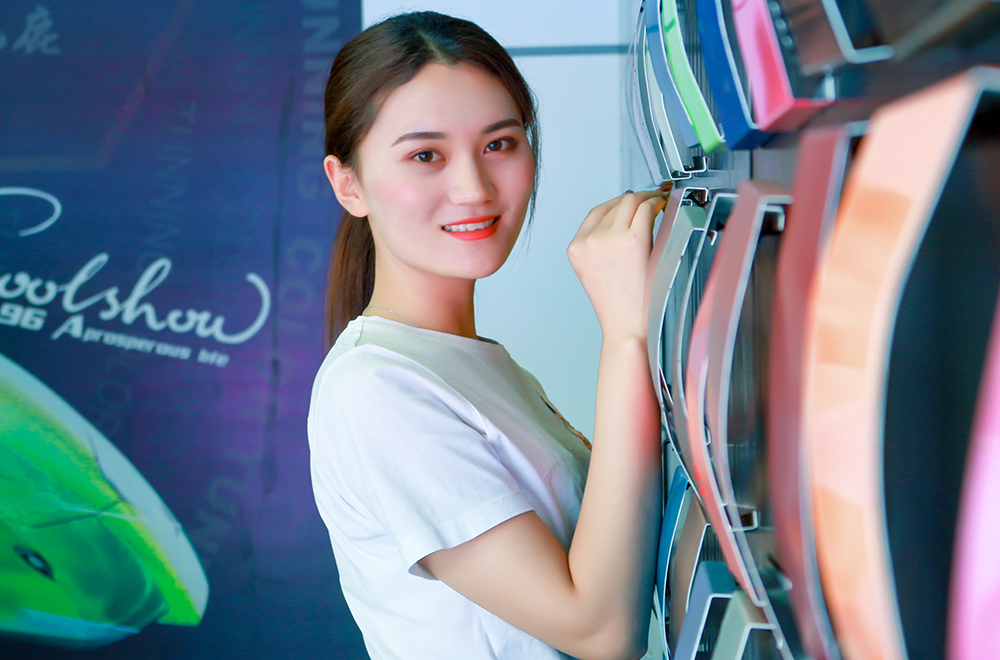 美女主播配上高端車，香車美女讓發布會更亮眼