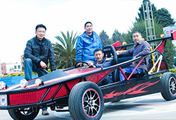 這輛車的主要設(shè)計及組裝導(dǎo)師，人帥車也帥