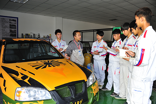 汽車美容老師正在解決學生困惑.JPG