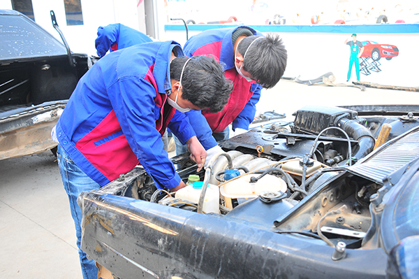 正在對汽車進行故障排查.JPG