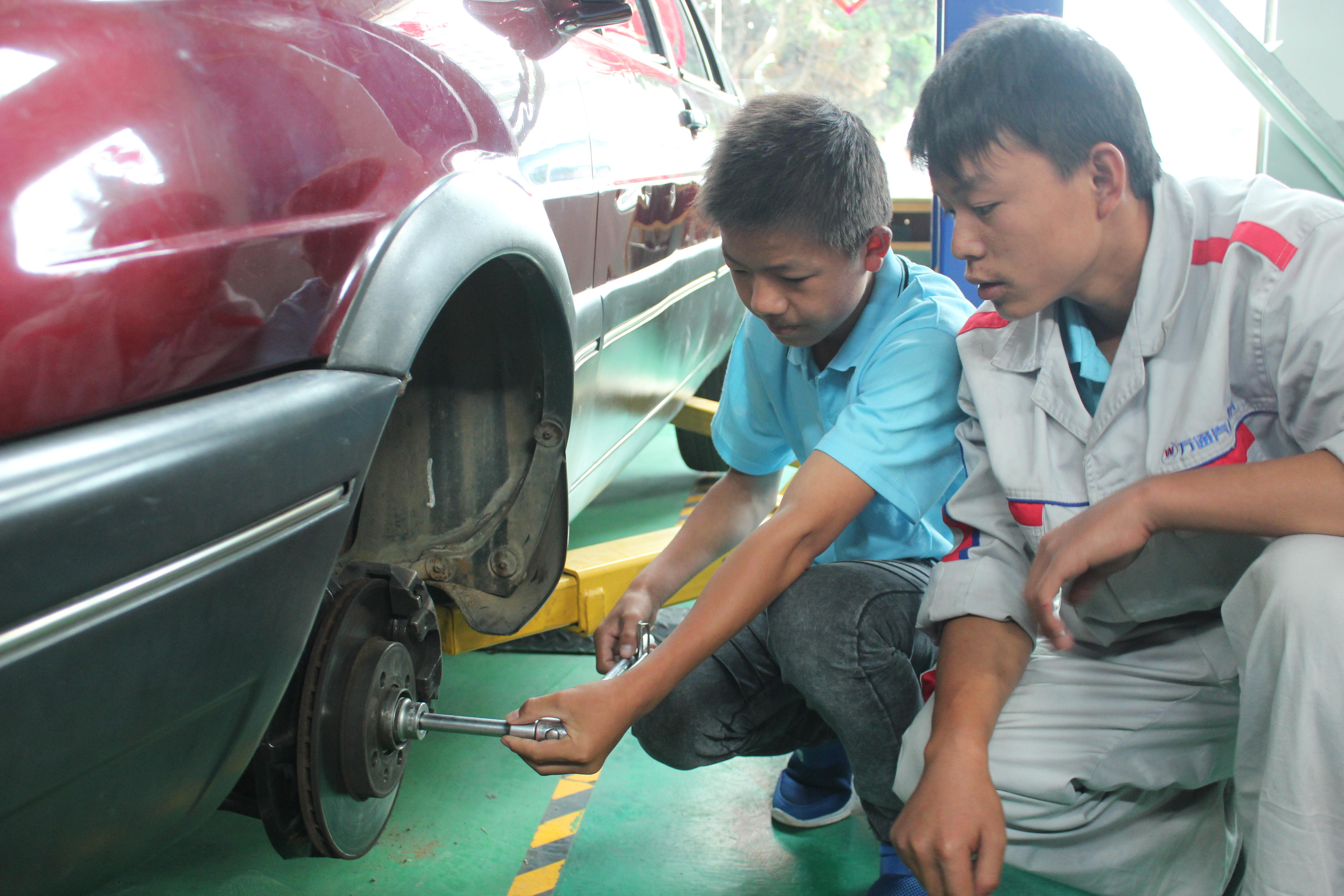 云南萬通學生檢查汽車輪胎.jpg