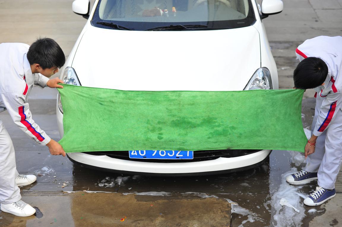 云南萬通學生給汽車美容.jpg