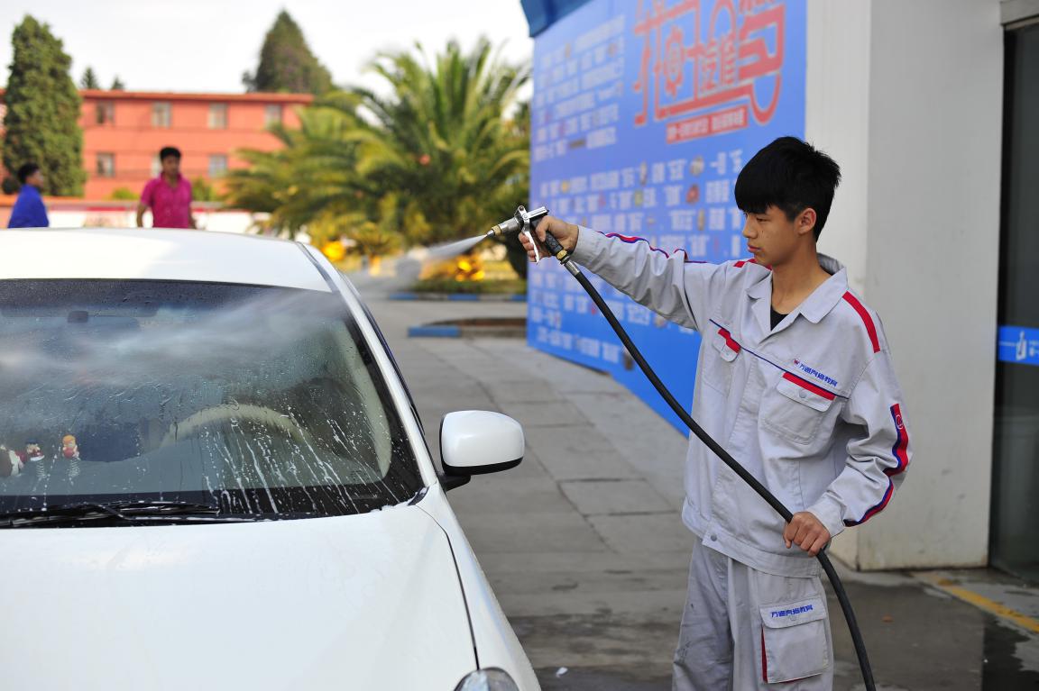 云南萬通學生給汽車沖洗.jpg