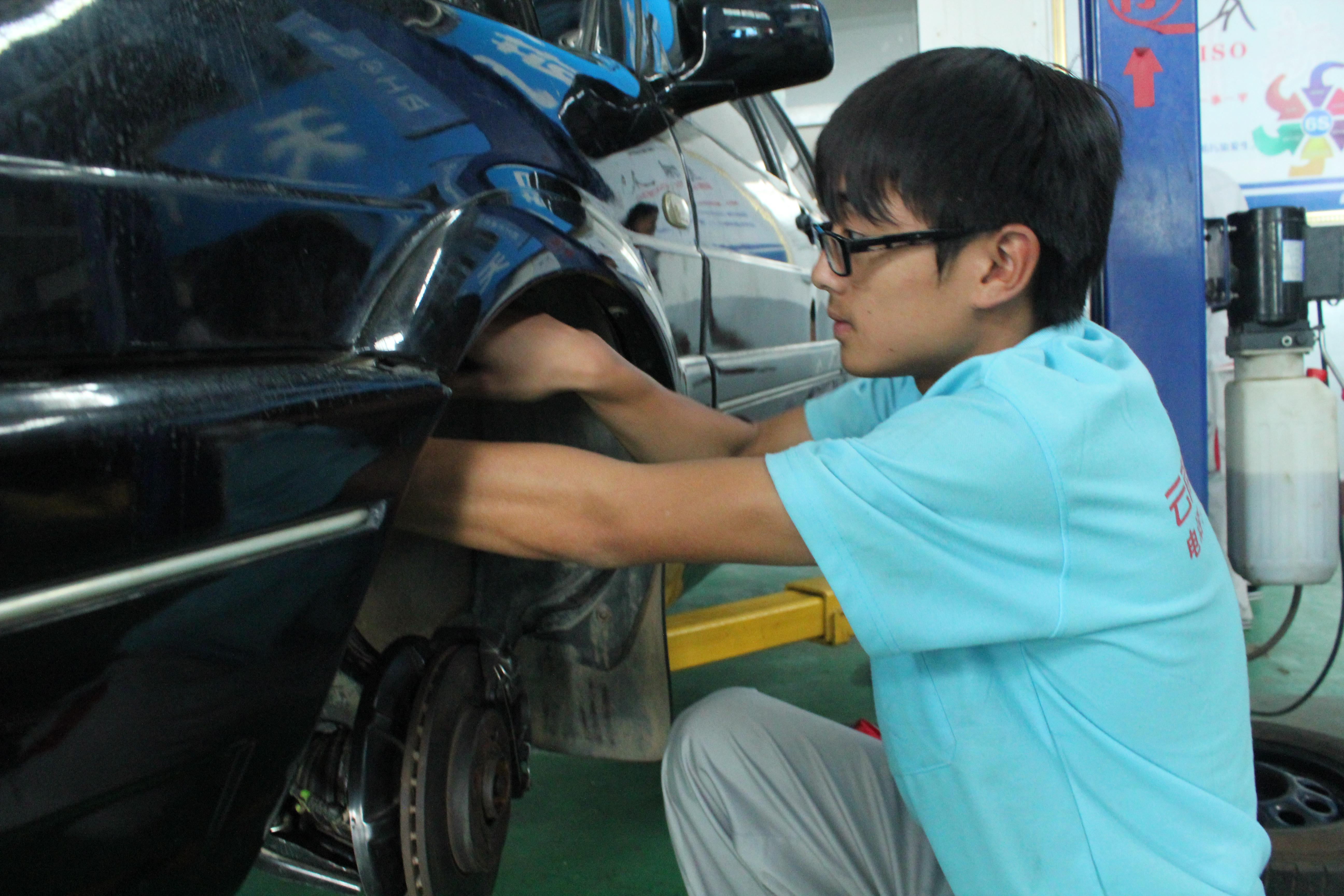 云南萬通汽修學生檢查汽車剎車片.jpg