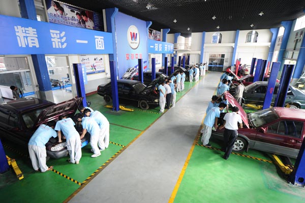 云南萬通汽修學校鑄就學子成功.jpg