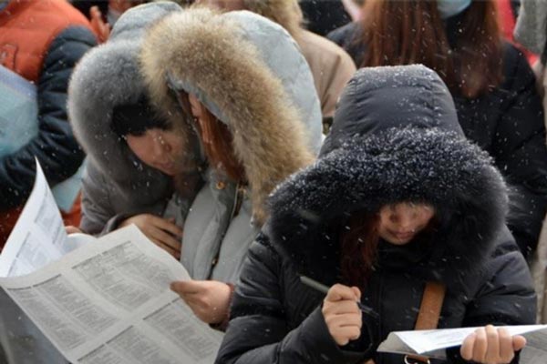 -15℃學生排隊求職.jpg