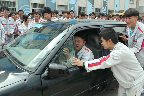 云南萬通學(xué)子在體驗中學(xué)習(xí).jpg