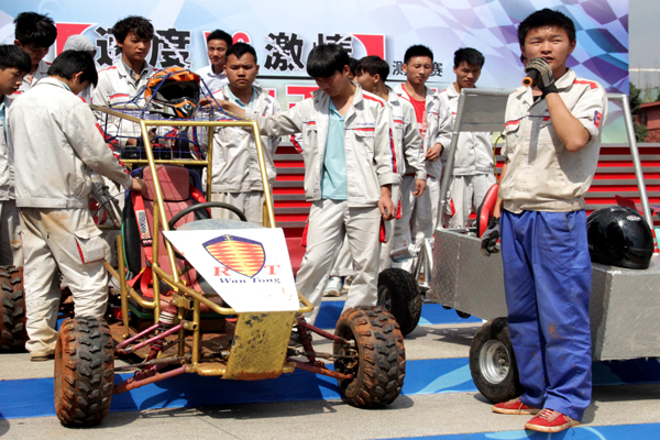 云南萬通學子自己造車參賽.jpg