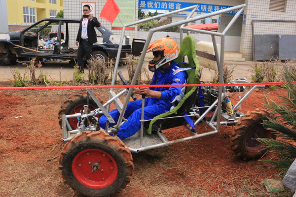 云南萬通學子自己造車參賽.jpg