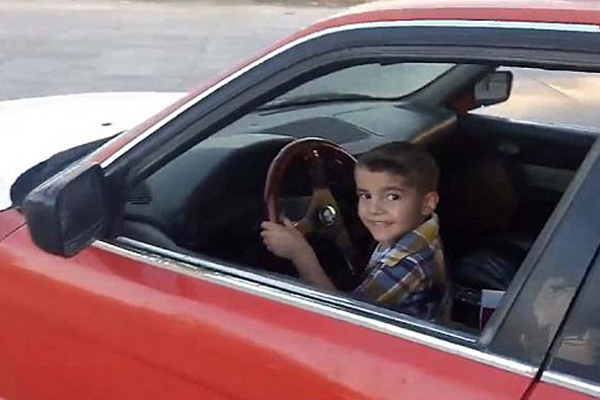 3歲男孩開寶馬炫技.jpg