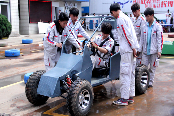 參賽的個性原創車.jpg