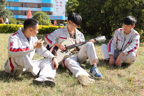 除了汽修，還有音樂相伴.jpg