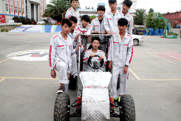 在云南萬通，小伙伴自己造車.jpg
