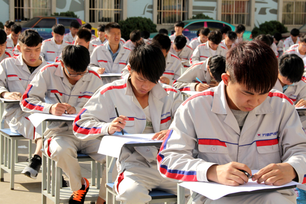云南萬通學子參加理論考試.jpg