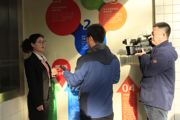 央視慕名采訪創就業指導中心領導.gif