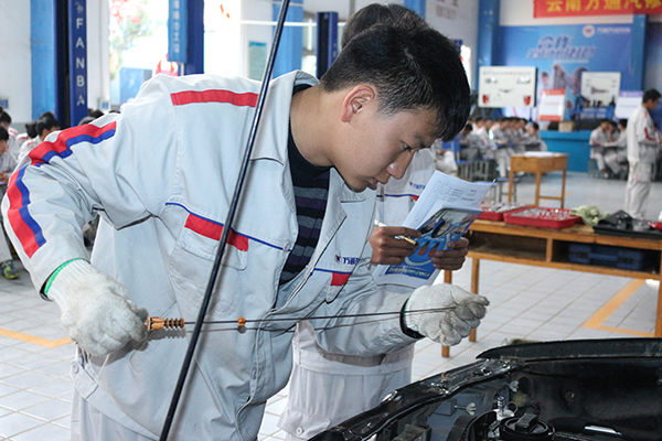 同學(xué)在進(jìn)行車輛保養(yǎng)實訓(xùn)考核.jpg