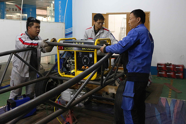 老師帶領學生打造牛新能源車.jpg