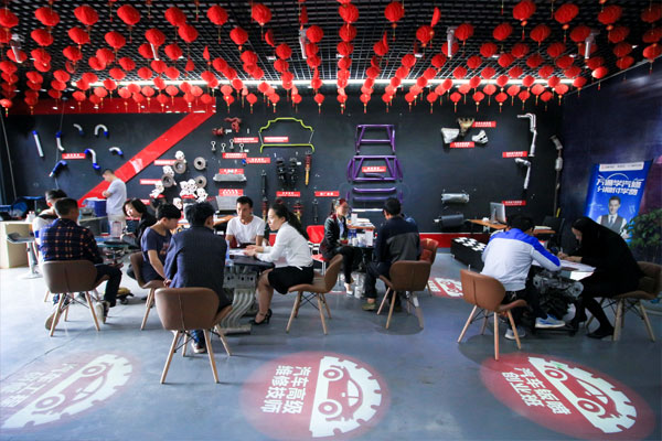 云南萬通汽修學校火熱報名現場.jpg