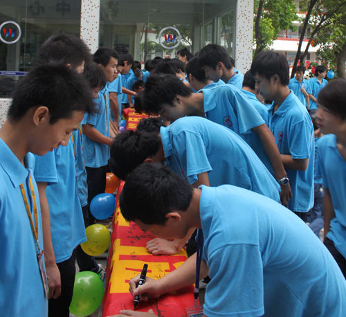父親節(jié)，萬通學子給父親送祝福
