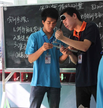 萬通汽修學(xué)子在認真學(xué)習(xí)汽修技術(shù)