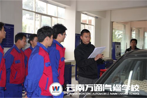 云南萬通汽修學(xué)校評委在給參賽學(xué)子打分