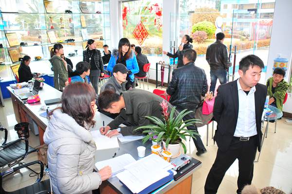 云南萬通汽修學(xué)校報(bào)名現(xiàn)場.JPG