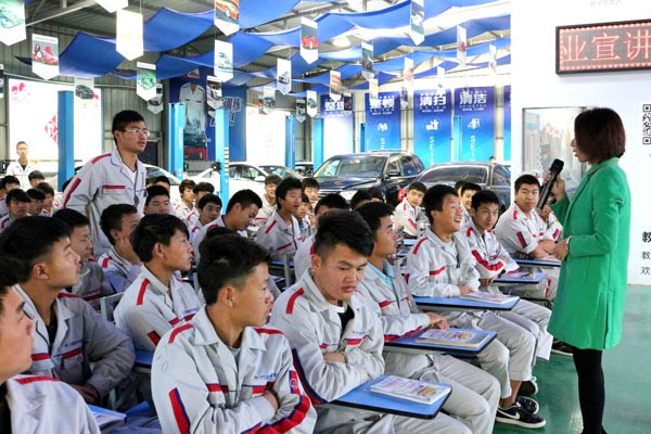 企業工作人員與同學們進行交流_副本.jpg