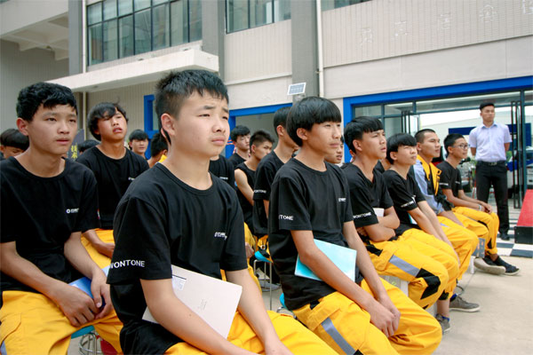 新學期開學季，我和我的小伙伴們都在云南萬通.jpg