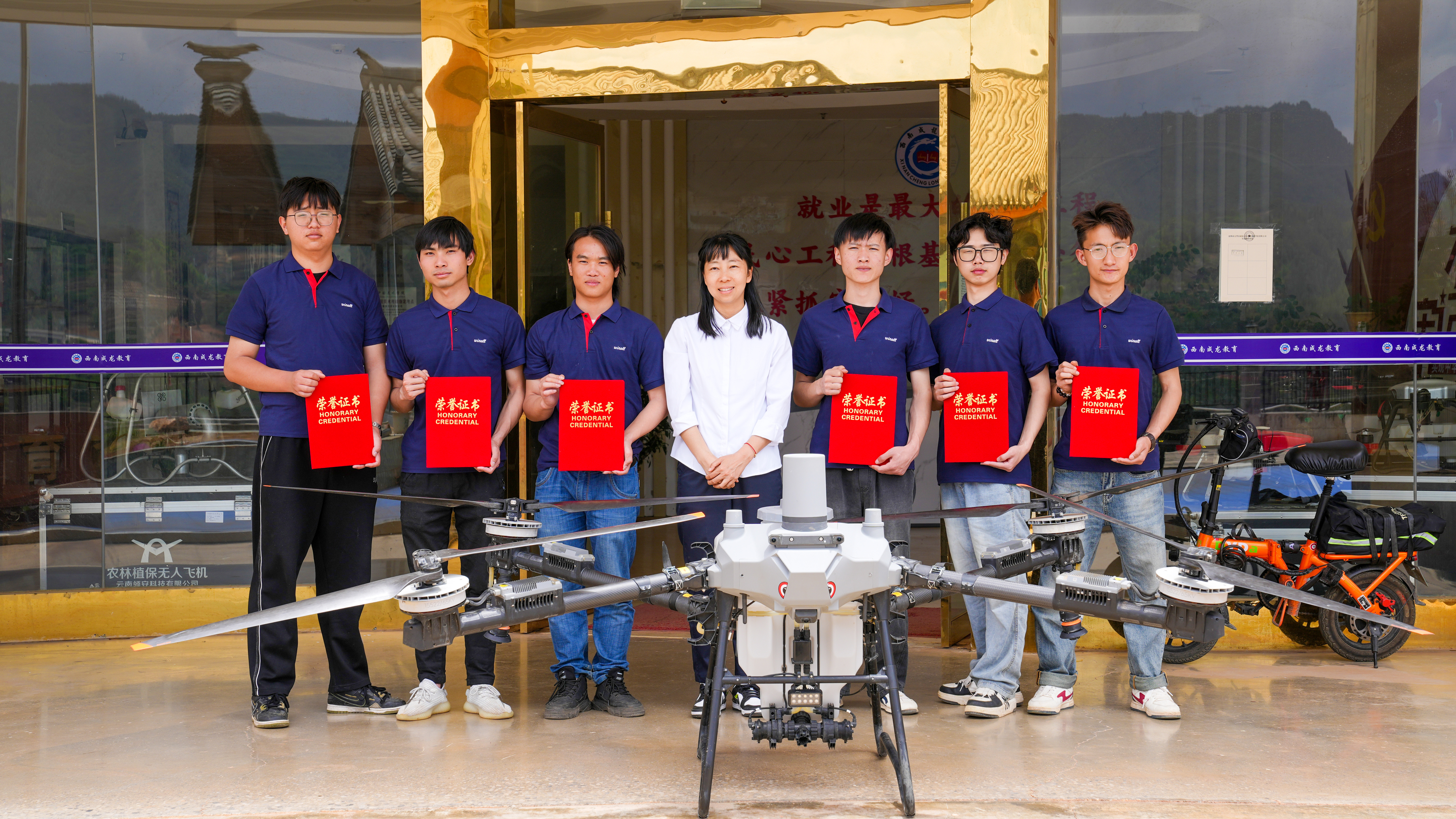 云南萬(wàn)通無(wú)人機(jī)專業(yè)精品小班完美結(jié)業(yè)！學(xué)子證言：選擇無(wú)人機(jī)就是選擇無(wú)限可能！