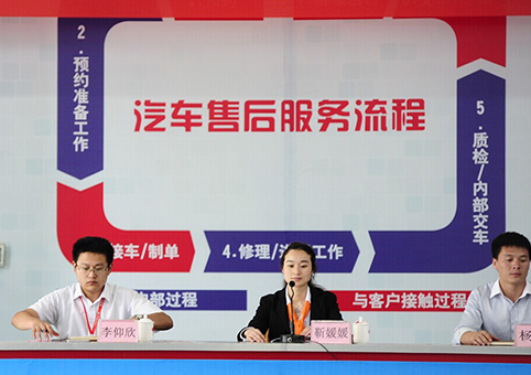 周老師正在介紹奧昌奧迪銷售總監助理靳媛媛（攝影.文字/楊宇）