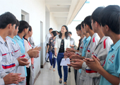 云南萬(wàn)通汽修學(xué)校將開展職業(yè)化校園裝飾大賽。宿舍可以說(shuō)是休息的重要場(chǎng)所，是學(xué)校育人的重要陣地。圖為校領(lǐng)導(dǎo)帶領(lǐng)評(píng)審組進(jìn)行參觀指導(dǎo)       （攝影.文字/楊宇）