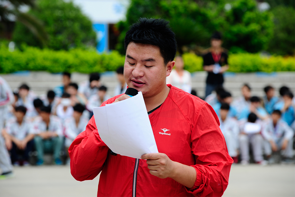 本次比賽的主持人黃健老師向我們公布活動(dòng)項(xiàng)目
