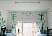 學(xué)生們團(tuán)隊(duì)合作，用自己的雙手打造出一個(gè)個(gè)精美的宿舍，成為云南萬(wàn)通汽修學(xué)校的一道亮麗景點(diǎn)