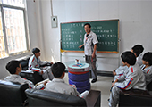 小組為了集思廣益，有加入幾個(gè)比較有想法和創(chuàng)想思維的同學(xué)，激烈的討論與學(xué)術(shù)的研究在這個(gè)小小工作室展開了。也是大腳車開始的第一步，圖為討論與制作方案