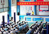 今天云南萬通汽修學校針對大專班學生開設了就業指導大型講座，由云南黃海4S店技術總監與銷售經理為萬通學子進行指導  （攝影.文字/楊宇）