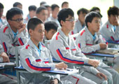 圖為現場同學們正認真聽就業講座