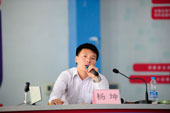 就業指導中心的楊老師向同學們總結了此次講座的重點，讓同學們在此次講座獲得更多就業知識。