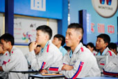 萬通學子聽取技術總監(jiān)講述自己的汽修經(jīng)歷格外感興趣