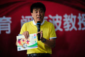 著名汽修大師闞有波送給萬通學子一盤2014年世界杯冠軍球隊德國的成長光碟，借此鼓勵所有學子應該腳踏實地的努力，為成功的腳步前進。