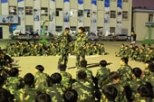圖為兩個同學正在深情對唱《兩只老虎》
