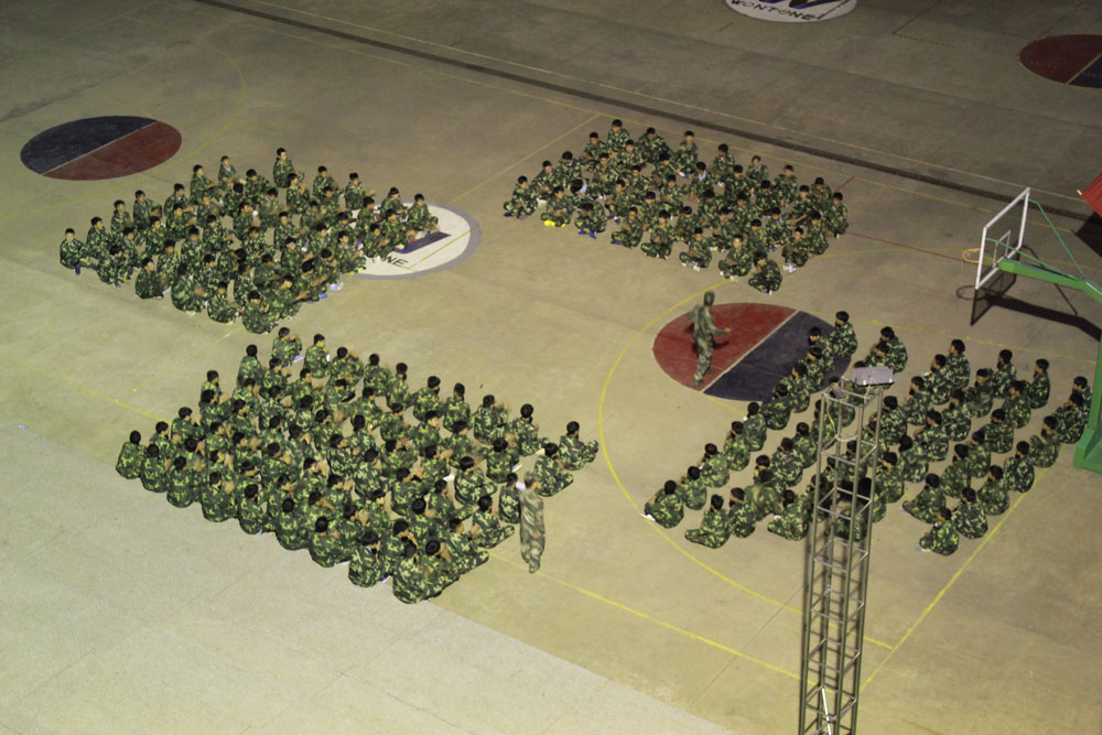 舞動青春，秋季軍訓正式開始了，同學們白天經過嚴格的軍事訓練，同時感受軍營里面的另一個有趣的夜晚