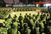 只要誰表演節目有一點拖拉，每個方隊的同學都說出：“12345我們等的好辛苦，1234567我們等的好傷心。”