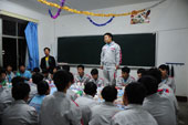 班里的笑星隆重登場，還未說話就一個動作讓大家笑成一片