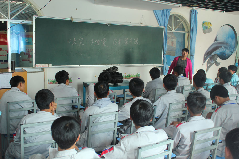 隨著14級新生的到來，學校領導對安全教育非常重視，10中旬舉行了一場防震防火的安全宣傳演練