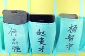 手機讓人們的生活更加便利、便捷，但是凡事都是雙刃劍，手機也讓很多控制能力不太強的學生們成為了新新一族的“低頭黨”，不僅缺乏了生活中應有的溝通與交  流，還嚴重影響了學習。云南萬通汽修學校經(jīng)教務組研究決定后，給學生們配制了手機袋，以此來營造學習氣氛濃厚的課堂。圖片各個班級的手機袋。