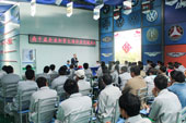 加拿大海歸老總到我校與學生們近距離交流，讓同學感受到國外的汽修行情，拓寬學生們的視野。