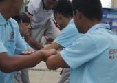 同學們手搭手，就算有些吃力，也要讓讓隊友穩穩越過到達終點，整個過程不容有一絲松懈，只有齊心協力團結一致，才會贏得勝利。