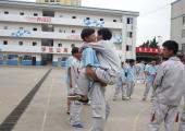 什么都阻擋不了取得勝利的喜悅，小伙伴激動跳到同學身上，所有同學臉上都露出開心的笑容。