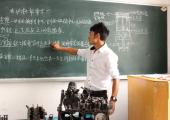 為同學講授發(fā)動機原理。