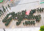 每天除了踢正步、站軍姿、練軍體拳外，還為軍訓(xùn)匯報表演準(zhǔn)備了精彩的隊形表演，一遍又一遍的拉練著。